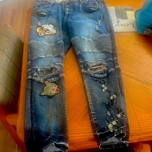 I’m selling these comfy jeans size 42
